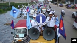 រូបឯកសារ៖ អ្នក​គាំទ្រ​​គណបក្ស​ភ្លើង​ទៀន ដង្ហែ​ក្បួន​​​ កាល​ពី​ថ្ងៃ​ទី​២១ ខែ​ឧសភា ឆ្នាំ​២០២២ អំឡុង​​ថ្ងៃ​ដំបូង​​នៃ​យុទ្ធនាការ​ឃោសនា​បោះឆ្នោត​​សម្រាប់​ការ​បោះឆ្នោត​ឃុំសង្កាត់​។