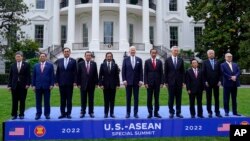 រូប​ឯកសារ៖ ប្រធានាធិបតី​សហរដ្ឋ​អាមេរិក​លោក Joe Biden (កណ្តាល) ថត​រូប​រួម​គ្នា​ជាមួយ​​មេដឹកនាំ​ប្រទេស​សមាគម​អាស៊ាន​នៅ​សេតវិមាន​ក្នុង​រដ្ឋធានី​វ៉ាស៊ីនតោន ក្នុង​អំឡុង​កិច្ចប្រជុំ​កំពូល​ពិសេស​អាមេរិក-អាស៊ាន កាល​ពី​ថ្ងៃ​ទី​១២ ខែ​ឧសភា ឆ្នាំ​២០២២ ដើម​ឆ្នាំ​នេះ។