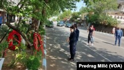 Premijer Crne Gore Dritan Abazović polaže venac na mestu gde je ubijen novinar Duško Jovanović, 27. maj 2022.