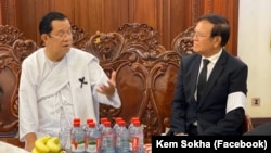 លោក កឹម សុខា (ស្ដាំ) អតីត​មេដឹកនាំ​គណបក្ស​សង្គ្រោះជាតិ អង្គុយ​សំណេះសំណាល​ជាមួយ​លោក​នាយករដ្ឋមន្ត្រី ហ៊ុន សែន ក្នុង​ពិធី​បុណ្យ​សព​លោក ហ៊ុន ណេង ដែល​​ត្រូវ​ជា​បងប្រុស​បង្កើត​របស់​លោក ហ៊ុន សែន ថ្ងៃទី ៨ ខែឧសភា ឆ្នាំ២០២២។ (រូបថតពី Facebook/Kem Sokha)