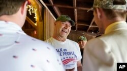 Le sénateur de l'État de Pennsylvanie Doug Mastriano, un républicain candidat au poste de gouverneur de Pennsylvanie, accueille un partisan lors d'un arrêt de campagne, le 10 mai 2022 à Portersville, en Pennsylvanie.