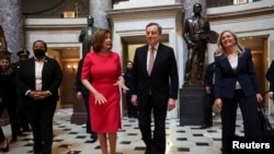 Ketua DPR AS Nancy Pelosi berjalan bersama Perdana Menteri Italia Mario Draghi di Gedung Capitol, Washington, pada 10 Mei 2022. (Reuters/Julia Nikhinson)