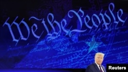 Presiden AS Donald Trump bersiap memberikan pidato pada acara pertemuan dengan masyarakat di Philadelphia, Pennsylvania, yang ditayangkan secara nasional oleh stasiun televisi ABC News, 15 September 2020. (REUTERS / Kevin Lamarque)