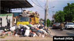 Truk sampah milik Pemkot Yogyakarta yang ikut tertimbun sampah, 11 Mei 2022. (Foto: Nurhadi)