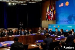 Wakil Presiden AS Kamala Harris berbicara selama pertemuan tentang aksi iklim, energi bersih, dan infrastruktur berkelanjutan dengan anggota kabinet AS dan pemimpin Perhimpunan Bangsa-Bangsa Asia Tenggara (ASEAN) sebagai bagian dari KTT Khusus AS-ASEAN, di Washington, AS, 13 Mei 2022. (Foto: REUTERS/Elizabeth Frantz)