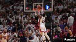 Bam Adebayo de Miami Heat dunk contre les 76ers de Philadelphie lors du cinquième match des play offs, USA, le 10 mai 2022.