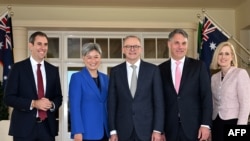 澳大利亚新任外长黄英贤（Penny Wong）（左二）与新任总理阿尔巴尼斯（中）等主要内阁成员。