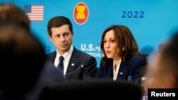 អនុប្រធានាធិបតីសហរដ្ឋអាមេរិក អ្នកស្រី Kamala Harris ថ្លែងនៅក្នុងកិច្ចប្រជុំមួយជាមួយសមាជិកគណៈរដ្ឋមន្ត្រីរដ្ឋាភិបាលអាមេរិក និង​មេដឹកនាំអាស៊ាន នៅក្នុងកិច្ចប្រជុំកំពូលពិសេសអាមេរិក-អាស៊ាន នៅក្រសួងការបរទេសអាមេរិក រដ្ឋធានីវ៉ាស៊ីនតោន ថ្ងៃទី ១៣ ខែឧសភា ឆ្នាំ ២០២២។