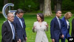 아날레나 베어보크(가운데) 독일 외무장관이 13일 G7 외무장관 회의 참가자들과 대화하고 있다. 왼쪽부터 장 이브 르드리앙 프랑스 외무장관, 드미트로 쿨레바 우크라이나 외무장관. 