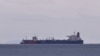 Kapal tanker Pegas berbendera Yunani tampak berlabuh menuju wilayah pesisir Karystos di Pulau Evia, Yunani, pada 19 April 2022. (Foto: Reuters/Vassilis Triandafyllou)