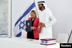 오르나 바르비바이(왼쪽) 이스라엘 경제산업부 장관과 압둘라 빈 토우크 알 마리 아랍에미리트(UAE) 경제부 장관이 31일 두바이에서 자유무역협정에 서명한 뒤 기념촬영하고 있다.