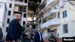 欧洲理事会主席夏尔∙米歇尔（左）与乌克兰总理什米加尔在乌克兰敖德萨视察一处被俄罗斯导弹袭击摧毁的民宅。（2022年5月9日）