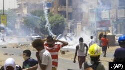 ሱዳን ውስጥ ተቃውሞ ሰልፈኞች በደህንነት ኃይሎች ላይ መልሰው የአስለቃሽ ጭስ ቋቶችን ወርውረዋል። ግንቦት 19/2022 የተነሳ 