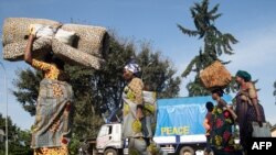 Baadhi ya wakaazi wa eneo la mashariki mwa DRC wakikimbia nyumba zao kufuatia mapigano yanayoendelea kati ya jeshi la DRC na waasi wa M23