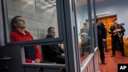 전쟁범죄 혐의로 기소된 러시아군 장병들이 지난해 5월 우크라이나 북동부 법원 심리에 출석하고 있다. (자료사진)