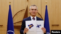 Sekretaris Jenderal NATO Jens Stoltenberg menghadiri upacara untuk menandai aplikasi Swedia dan Finlandia untuk keanggotaan di Brussels, Belgia, 18 Mei 2022. (Foto: REUTERS/Johanna Geron)