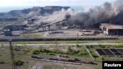 Asap mengepul saat penembakan di kompleks pabrik baja Azovstal, di tengah invasi Rusia ke Ukraina, di Mariupol, Ukraina, 5 Mei 2022. (Foto: via Reuters)