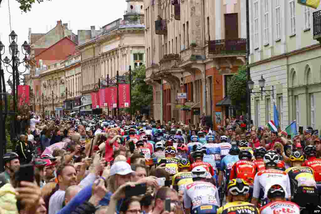 Macarıstan - Tamaşaçılar Giro d&#39;Italia 2022 velosiped yarışının Kaposvar və Balatonfured arasında 201 km-lik üçüncü mərhələsinə start verilərkən velosipedçiləri alqışlayır. &nbsp;