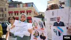 Almaniyadan Azərbaycana qaytarıldıqdan sonra həbs olunan fəalların yaxınları.