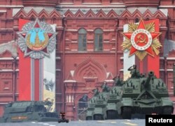 9일 러시아 모스크바 붉은광장에서 열린 77주년 전승절 기념식에서 자주포와 지대공 미사일 행렬이 선보이고 있다.