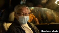 有份担任已经解散的“612人道支援基金”信托人，天主教香港教区荣休主教陈日君枢机被警方扣留了大约6个钟头后，已经信托人获准保释离开警署 (照片来源：美国之音粤语广播听众郑先生)