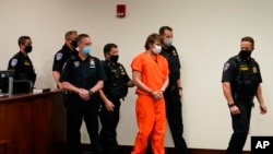 纽约州布法罗枪击案嫌疑人詹德隆出庭被正式起诉（2022年5月19日）