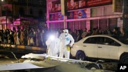 Seorang ahli forensik memeriksa puing-puing pesawat tak berawak yang diklaim telah ditembak jatuh oleh pemberontak Houthi, di Sanaa, Yaman, 23 Mei 2022.