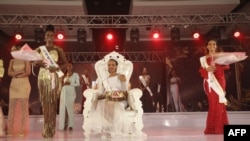 Umunyana Shanita du Rwanda couronnée Miss Afrique de l'Est 2021, Tanzanie, le 24 décembre 2021.