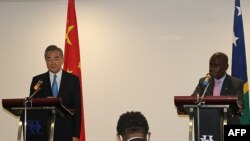 태평양 8개국을 순방 중인 왕이(왼쪽) 중국 외교담당 국무위원 겸 외교부장이 26일 솔로몬제도 수도 호니아라에서 제러마이아 마넬레 외무장관과 공동회견하고 있다. (자료사진)