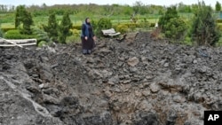 რუსული ბომბებით გაჩენილი ორმო სლავიანსკში, უკრაინის დონეცკის რეგიონში. სწორედ ამ დღეს, 2022 წლის 10 მაისს, აშშ-ის წარმომადგენელთა პალატამ უკრაინისთვის $40-მილიარდიანი დახმარების პაკეტი დაამტკიცა.