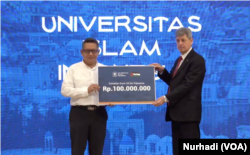 Universitas Islam Indonesia (UII) Yogyakarta menyerahkan bantuan bagi rakyat Palestina, termasuk menyediakan beasiswa.