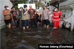 Gubernur Jawa Tengah, Ganjar Pranowo mengunjungi kawasan terdampak rob di Kota Pekalongan, Senin (30/5). (Foto: Humas Jateng)