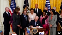 Presiden AS Joe Biden menandatangani perintah eksekutif mengenai reformasi polisi dalam sebuah acara di Gedung Putih, Washington, pada 25 Mei 2022. (Foto: AP/Alex Brandon)