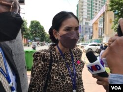 អ្នកស្រី ​ម៉េង​ សុភារី​ សហមេធាវី​លោក កឹម សុខា ធ្វើ​សន្និសីទ​ព័ត៌មាន​នៅ​ក្រៅ​សាលាដំបូង​រាជធានី​ភ្នំពេញ​ ថ្ងៃទី​១១ ខែ​ឧសភា​ ឆ្នាំ​២០២២។ (ហ៊ុល រស្មី​/វីអូអេ)​