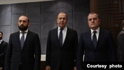 Ceyhun Bayramov, Sergey Lavrov və Ararat Mirzoyan (Arxiv foto. Mənbə: Rusiya Xarici İşlər Nazirliyi )