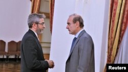 Wakil Menteri Luar Negeri Iran Ali Bagheri Kani, kepala negosiator nuklir negara itu, berbicara dengan Enrique Mora, koordinator pembicaraan nuklir Iran Uni Eropa, di Teheran, Iran, 11 Mei 2022. (Foto: via Reuters)