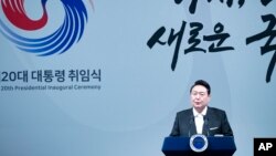 윤석열 한국 대통령이 10일 열린 취임 만찬에서 연설하고 있다.