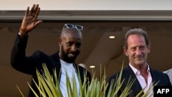 Le réalisateur Ladj Ly et l'acteur Vincent Lyndon, membres du Jury de la Sélection Officielle saluent le public à la veille de la cérémonie d'ouverture de la 75e édition du Festival de Cannes en France, le 16 mai 2022.