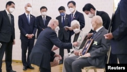 일본을 방문 중인 조 바이든 미국 대통령이 23일 도쿄 아카사카 영빈관에서 기시다 후미오 일본 총리와 함께 북한에 납치된 일본인 피해 가족들과 만났다. Japan's Cabinet Public Relations Office via Kyodo/via REUTERS.