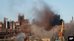 Asap tampak mengepul dari area Pabrik Azovstal di Mariupol dalam pertempuran pada 7 Mei 2022. (Foto: AP/Alexei Alexandrov)