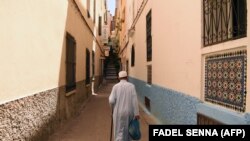 Un homme marche dans la ville portuaire de Tanger, dans la vieille ville du Maroc, le 13 août 2018.
