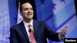 资料照片：时任白宫国内政策委员会主任的布伦博格在研讨会上讲话(2017年2月24日）