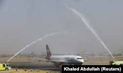 Pesawat Yaman Airways, penerbangan komersial pertama dalam enam tahun, Sanaa, Yaman, 16 Mei 2022. (Foto: REUTERS/Khaled Abdullah)