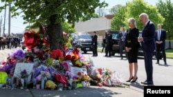 Predsednik Džo Bajden i prva dama Džil Bajden odaju poštu žrtvama masakra u Bafalu (Foto: Reuters/Leah Mills)