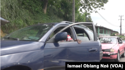 Des "clandos" en attente de clients dans une rue de Libreville, au Gabon, le 23 mai 2022.