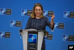 资料照片：美国驻北约大使朱莉安·史密斯在北约布鲁塞尔总部的一次记者会上讲话。(2022年2月15日)