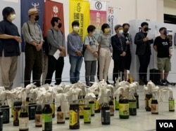 本周的台湾六四纪念活动，已融入香港反送中元素，展出如港人抗争时自制的汽油弹等历史资料。（美国之音特约记者杨安拍摄）