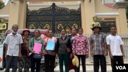 តំណាងប្រជាសហគមន៍ឡពាង ខេត្តកំពង់ឆ្នាំង កាន់លិខិតស្នើសុំអន្តរាគមន៍ បង្កើតសហគមន៍អភិរក្សធនធានធម្មជាតិបឹងពោធិ៍ នៅខាងមុខរដ្ឋសភា ក្នុងរាជធានីភ្នំពេញ នៅថ្ងៃទី៣១ ខែឧសភា ឆ្នាំ២០២២។ (លាស់ លីបលីប /វីអូអេ)