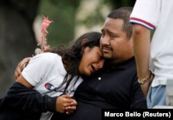 Orang-orang di luar Ssgt Willie de Leon Civic Center setelah penembakan, di Uvalde, Texas, AS, 24 Mei 2022. (Foto: REUTERS/Marco Bello)