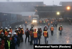 Pekerja Freeport berkumpul di sekitar gerbang area tambang Grasberg di Tembagapura, Papua, 14 Agustus 2013. (Foto: REUTERS/Muhammad Yamin)